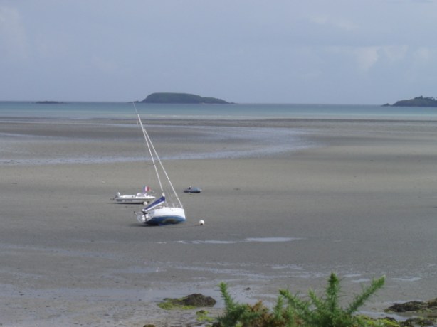 Le voilier attend le flot (marée montante) - Photo Jacques Cartier